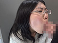 ○って無防備になった胸チラやパンチラにビンビン！