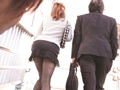 満員バスで夫が横に居るのに他人のチ○ポが尻に触れる