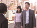 満員バスで夫が横に居るのに他人のチ○ポが尻に触れる