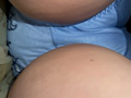 手マンに悶える爆乳熟女