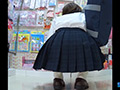 商品が床置きになっている四つん這いショップ5501-002