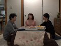 コタツの中でひっそりマ○コに触れると溢れ出す愛液！4